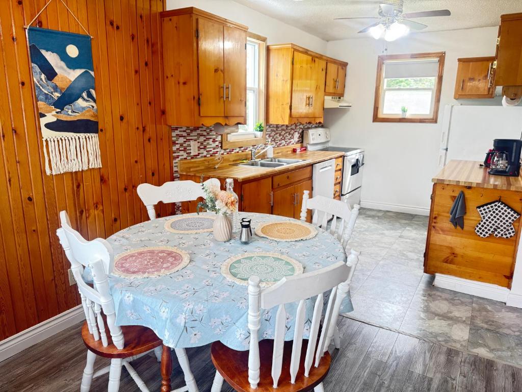white pine cottage dining area white pine cottage dining area